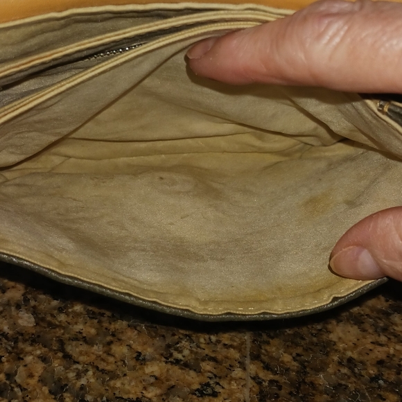 Gucci Plus Vintage Leather Crossbody Messenger Bag. Accepting offers! - Picture 11 of 16